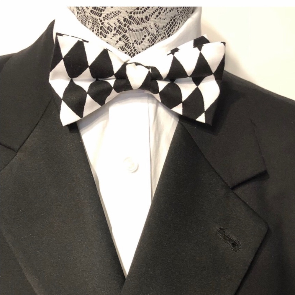 Black and White Pre-Tied Bow Tie